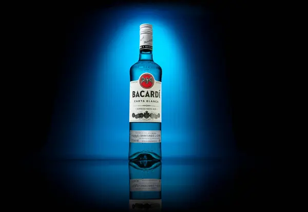 Eskilstuna, İsveç. 26 Mart 2024. Mavi arka planda bir şişe Bacardi Rum..