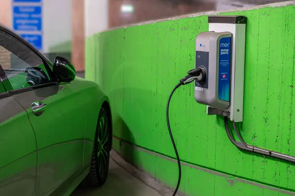Eskilstuna, İsveç. 19 Mart 2024. Elektrikli araba şarj istasyonları