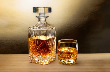 Viski sürahisi ve bardakta viski ve altın kaplama buz..