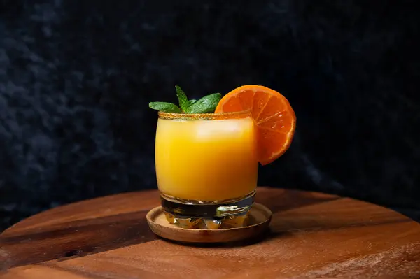 Viski kokteyli. Viski ve portakal suyu karışımı esmer şeker çerçeveli bardakta buzlu portakal dilimi ve naneli..