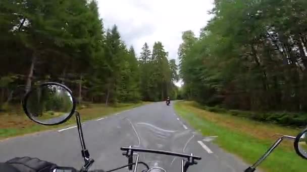 スウェーデンの風の国道を走るオートバイ — ストック動画