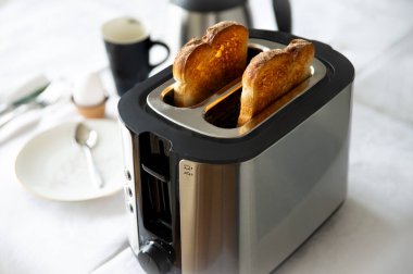 2 dilim ekmekli tost makinesi kahvaltıya hazır..