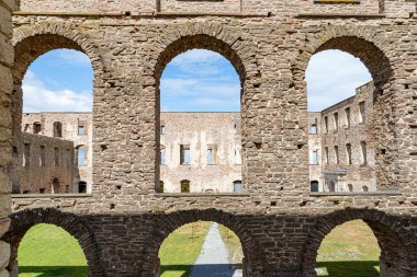 İsveç 'teki Kara Adası' ndaki Eski Taş Yel Değirmeni.