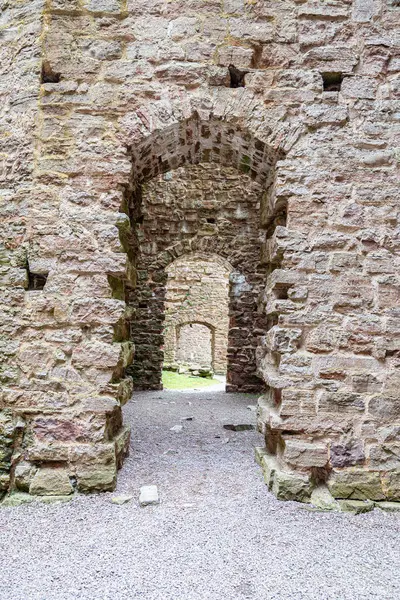 Kapıları ve pencereleri olan bir kalenin taş duvarları.