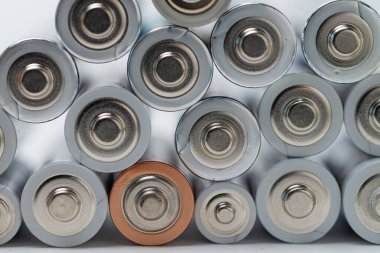 Bir grup Alkalin bataryası pozitif kutbu gösteriyor. Kapat..