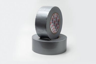 Beyaz arkaplanda koli bandı izolasyonu.