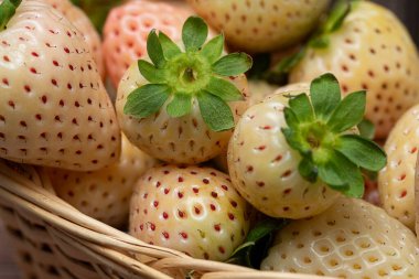 Beyaz çilekler bir sepetin üzerine kapanıyor..