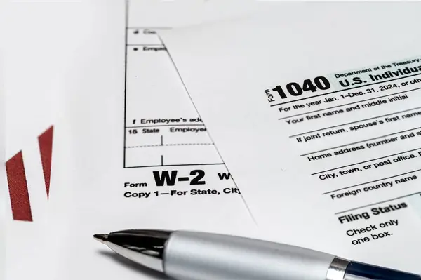 1040 formu. Ve W2 Gelir İdaresi vergi formları. Seçici odak.