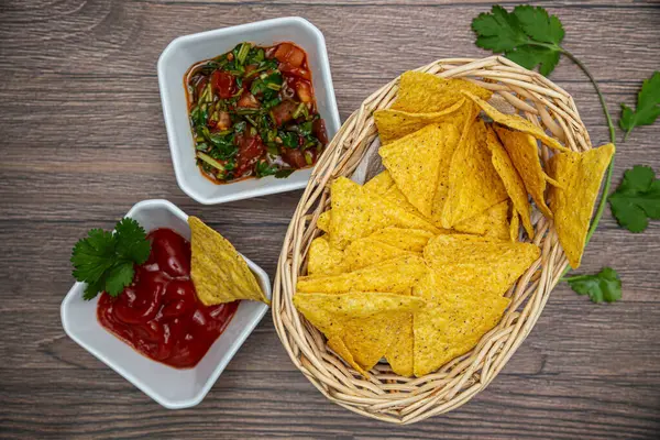 Bir Basket Tortilla cipsi ve sos. Seçici odak