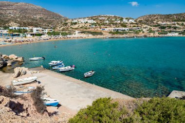 Karpathos Yunanistan 'da turkuaz su manzaralı bir sahil manzarası.