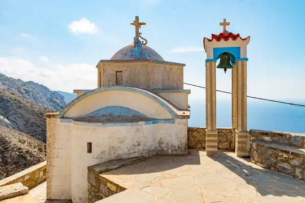 Karpathos 'taki Küçük Beyaz Şapel Yunanistan' da mavi gökyüzünün altında.
