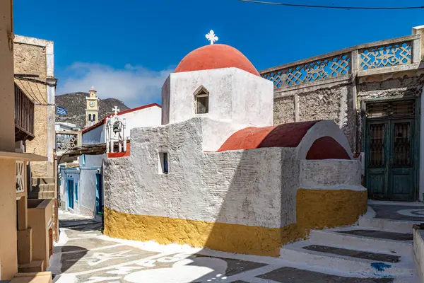 Karpathos 'taki Küçük Beyaz Şapel Yunanistan' da mavi gökyüzünün altında.
