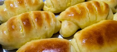 Fırından taze ev yapımı ekmek pişirme konseptini kapat. Ekmek tenceresinde taze altın kahverengi ekmek