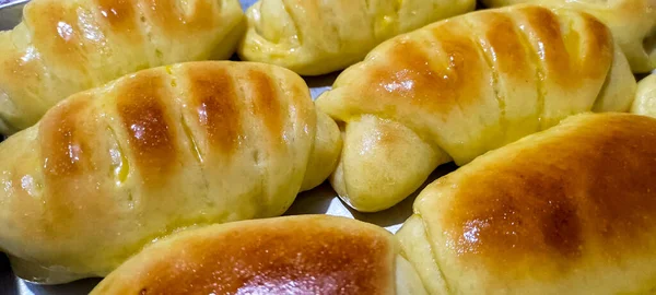 Fırından taze ev yapımı ekmek pişirme konseptini kapat. Ekmek tenceresinde taze altın kahverengi ekmek