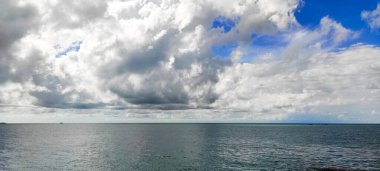 Bulutlu soyut mavi gökyüzü ve güzel açık deniz arkaplanı