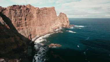 Vereda da Ponta de Sao Lourenco Hike, Madeira, Portekiz 'de görülmeye değer bir körfez manzarası. Kamera baştan aşağı dönüyor.