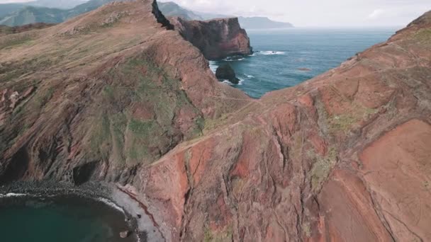 在壮观的Vereda Ponta Sao Lourenco Hike的空中飞行 葡萄牙马德拉 无人机飞向前方 与无法辨认的远足者一起倾斜在空中 — 图库视频影像