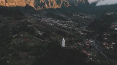Nossa Senhora de Fatima Şapeli 'nde insansız hava aracı uçuşu, Madeira' da. Şapel görüş alanımızda. Arka plandaki dağlara doğru eğil ve sağa dön.