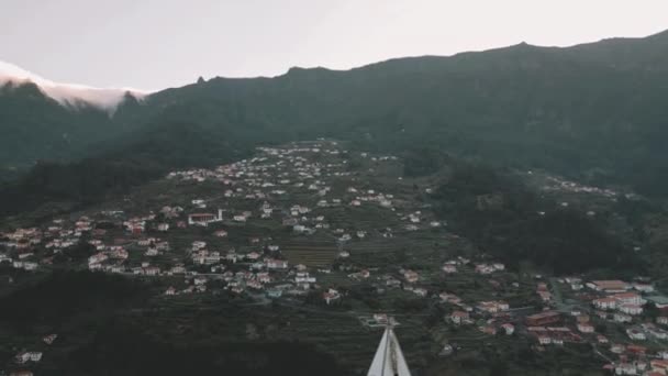 马德拉在圣文森特岛附近的无人驾驶飞机离开了平底锅 从诺萨 森布拉 德法蒂玛教堂向上倾斜 — 图库视频影像