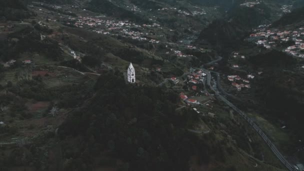 在圣文森特岛附近的马德拉的Nossa Senhora Fatima教堂的无人机飞行 目标是该教堂 一架摄像机向山上倾斜 — 图库视频影像