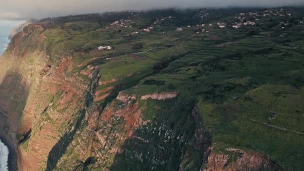 Voo Drone Nas Falésias Perto Cascada Gargantua Funda Com Movimento — Vídeo de Stock