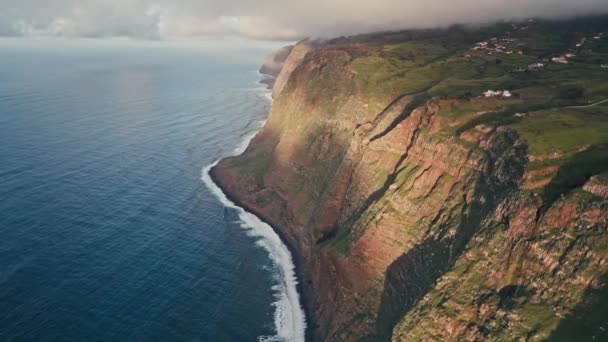 Drone Πτήση Στο Cliffs Κοντά Cascada Gargantua Funda Κίνηση Panning — Αρχείο Βίντεο