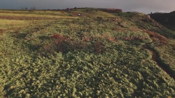 Drone Vlucht Bij Cascada Gargantua Funda Met Kraanschot Kanteling Pan — Stockvideo