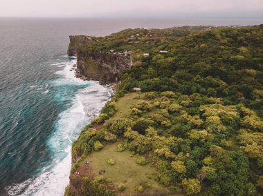 Uluwatu yakınlarındaki Bali Adası 'nın güney kayalıklarında İHA görüntüsü