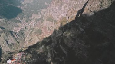 İnsansız hava aracı sola dönüyor. Curral das Freiras, Madeira 'ya doğru.