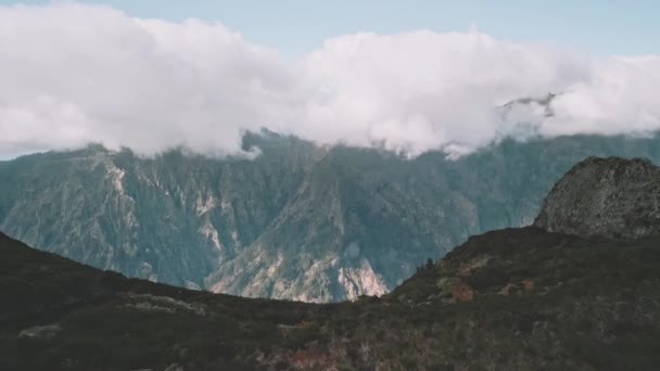 Drohnenflug Über Einer Klippe Mit Den Bergen Hintergrund Kamera Schwenkt — Stockvideo