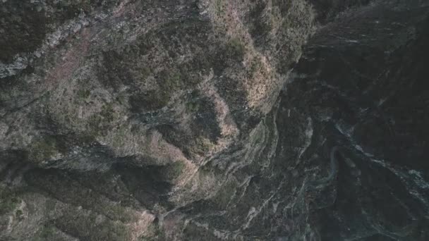 Drohnenflug Über Einer Klippe Mit Kamera Die Nach Unten Schaut — Stockvideo