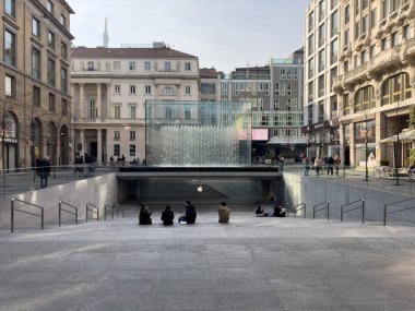 Piazza Liberty 'deki güzel Apple mağazası, Milan, İtalya