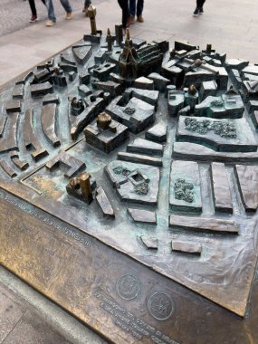 Milano şehir merkezinin 3 boyutlu inanılmaz bronz haritası, körler için, Milan, İtalya