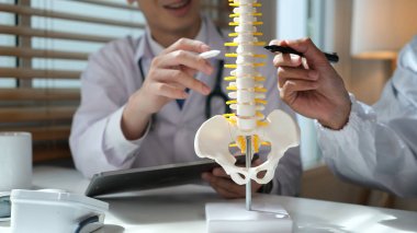 İki doktor ortopedist iş yerinde buluşuyor..