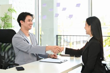 Bir adam iş toplantısında bir kadınla tokalaşıyor...