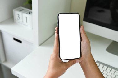 Elinde beyaz bir geçmişi olan cep telefonu tutan biri...