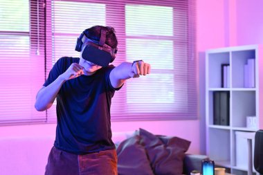 Sanal gerçeklik ortamında boks yaparak genç Asyalı atletizm sporcusu, modern evdeki teknoloji ve uygunluğu birleştiriyor...