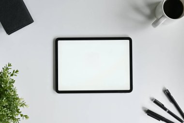 Üst görünüm ofis dijital tablet kahraman başlık şablonu..