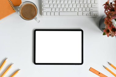 Minimalist tablet modeli beyaz masada kahve ve verimlilik odaklı..