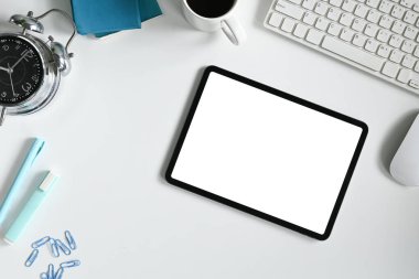 Üst görünüm ofis dijital tablet kahraman başlık şablonu..