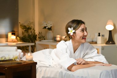 Güzel genç bir kadın kaplıcada dinleniyor..