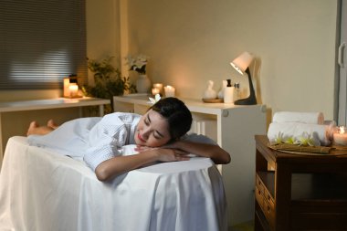 Güzel genç bir kadın kaplıcada dinleniyor..