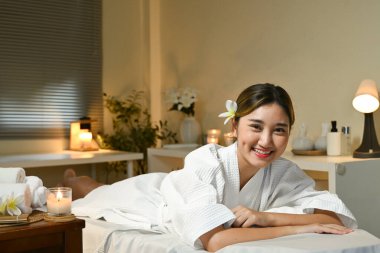 Güzel genç bir kadın kaplıcada dinleniyor..