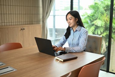 Modern Çalışma Alanında Uzaktan Kumanda ile Uzaktan Çalışan Gülümseyen Kadın.