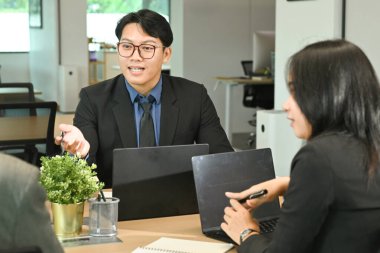 Modern ofisteki takım toplantısında bir grup iş ortağı. Yüksek kalite..