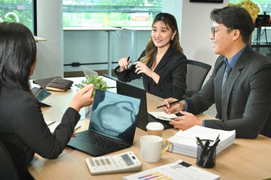 Ofiste ekip olarak çalışan iş adamları ve yazılım geliştiricileri..