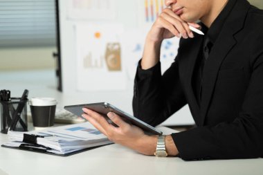 İşyerinde Dijital Tablet kullanan Bir Adamın Eli, Yakın Çekim.