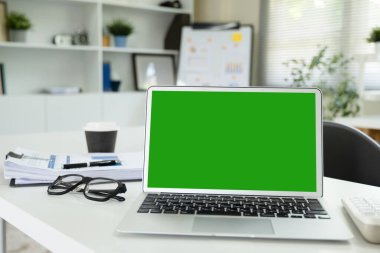 Laptop aygıtı ofis çalışma masasında şablon tasarımı, ofis masasında boş boş bilgisayar ekranı modern çalışma alanında ofis masası web teknolojisi, kapanış..