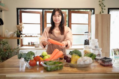 Portre, kadın ve taze havuçlar mutfak masasında organik ürünler, büyüme ve sebzeler sepette. Kadın kişi, beslenme, sağlıklı yeme ve sürdürülebilirlik için mutluluk ve beslenme.