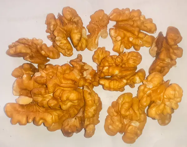 Soyulmamış cevizler beyaz arkaplanda izole edilmiş. 